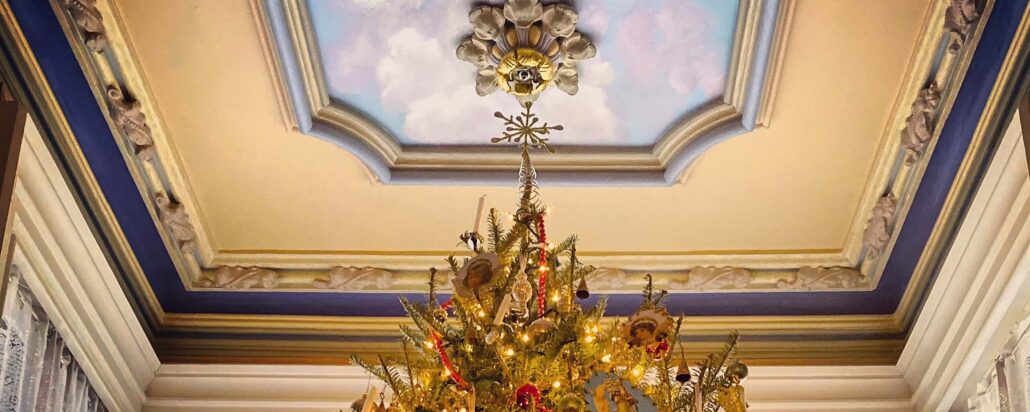 armourstinerhouse_tour-ornate-ceiling-christmas-tree-decorations Armourstinerhouse Tour Ornate Ceiling Christmas Tree Decorations