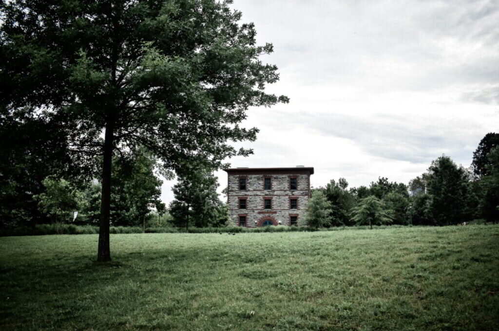 boroughsofthedead_tour-abandoned-building-green-grass Boroughsofthedead Tour Abandoned Building Green Grass