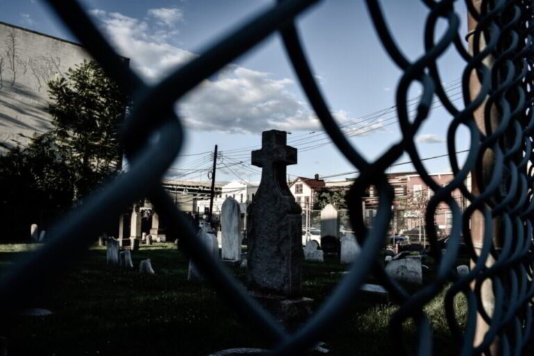 boroughsofthedead_tour-graveyard-fence-cross-gravestones Boroughsofthedead Tour Graveyard Fence Cross Gravestones