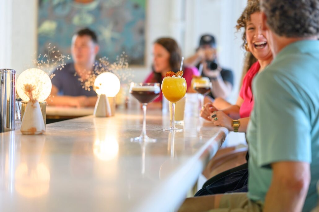 bulldogtours_tour-bar-drinks-laughter-friends Bulldogtours Tour Bar Drinks Laughter Friends