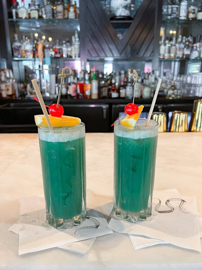 bulldogtours_tour-blue-cocktails-bar-counter Bulldogtours Tour Blue Cocktails Bar Counter