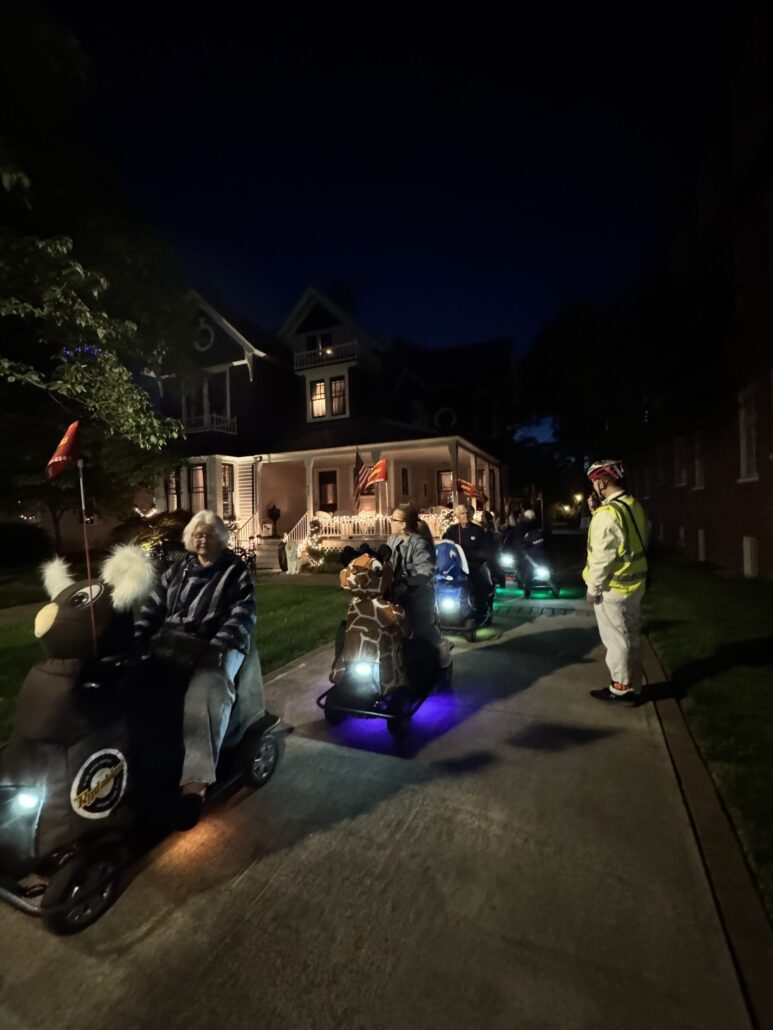 charlottenctours_tour-night-parade-scooters-costumes Charlottenctours Tour Night Parade Scooters Costumes