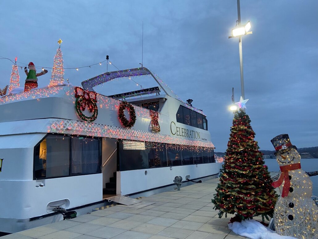 cruiselakeoftheozarks_tour-decorated-boat-christmas-tree-snowman Cruiselakeoftheozarks Tour Decorated Boat Christmas Tree Snowman