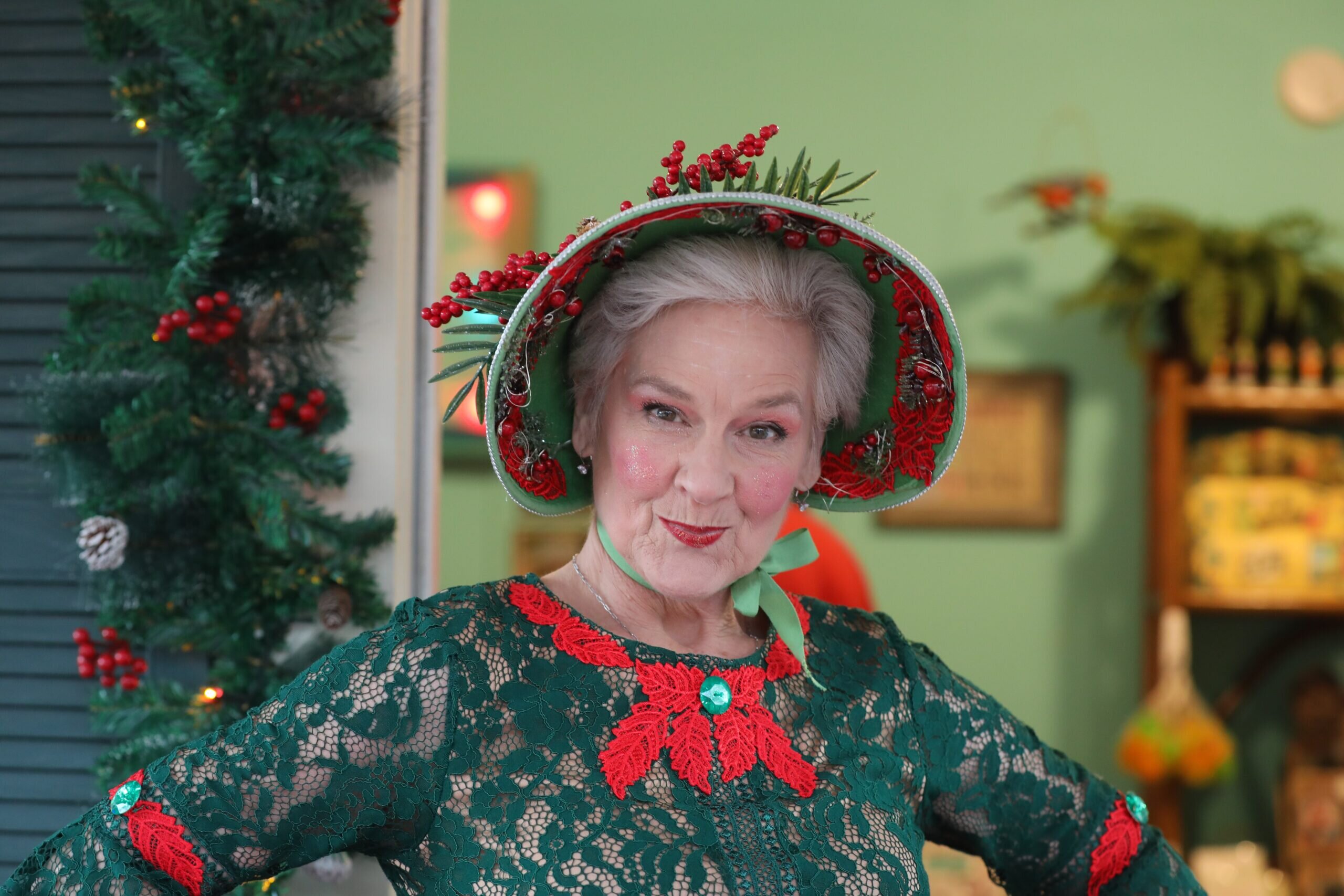 discoversarasotatours_tour-woman-holiday-outfit-green-lace-hat Discoversarasotatours Tour Woman Holiday Outfit Green Lace Hat