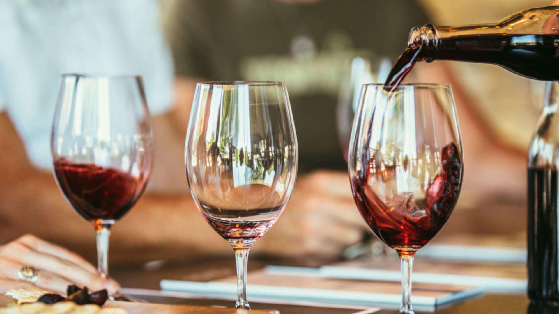 doorcountytrolley_tour-wine-glasses-pouring-red Doorcountytrolley Tour Wine Glasses Pouring Red