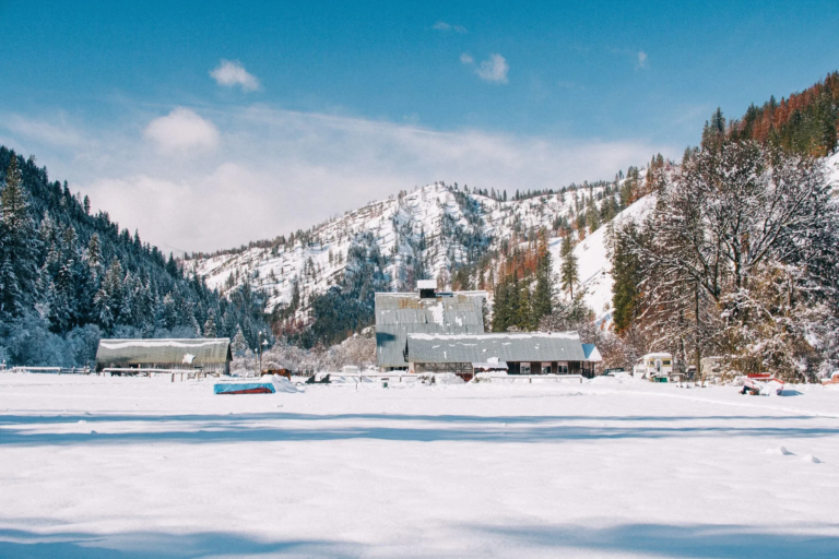 eaglecreeksleighrides_tour-snowy-barn-mountains-trees Eaglecreeksleighrides Tour Snowy Barn Mountains Trees