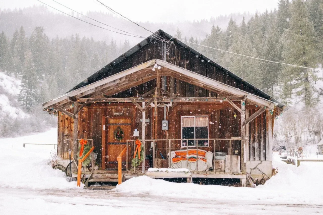 eaglecreeksleighrides_tour-wooden-cabin-snow-winter Eaglecreeksleighrides Tour Wooden Cabin Snow Winter
