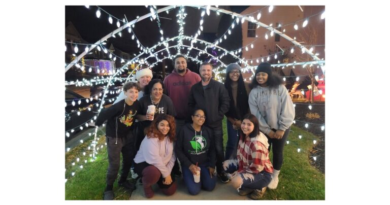 Eliteexcursions Tour Holiday Lights Group Photo