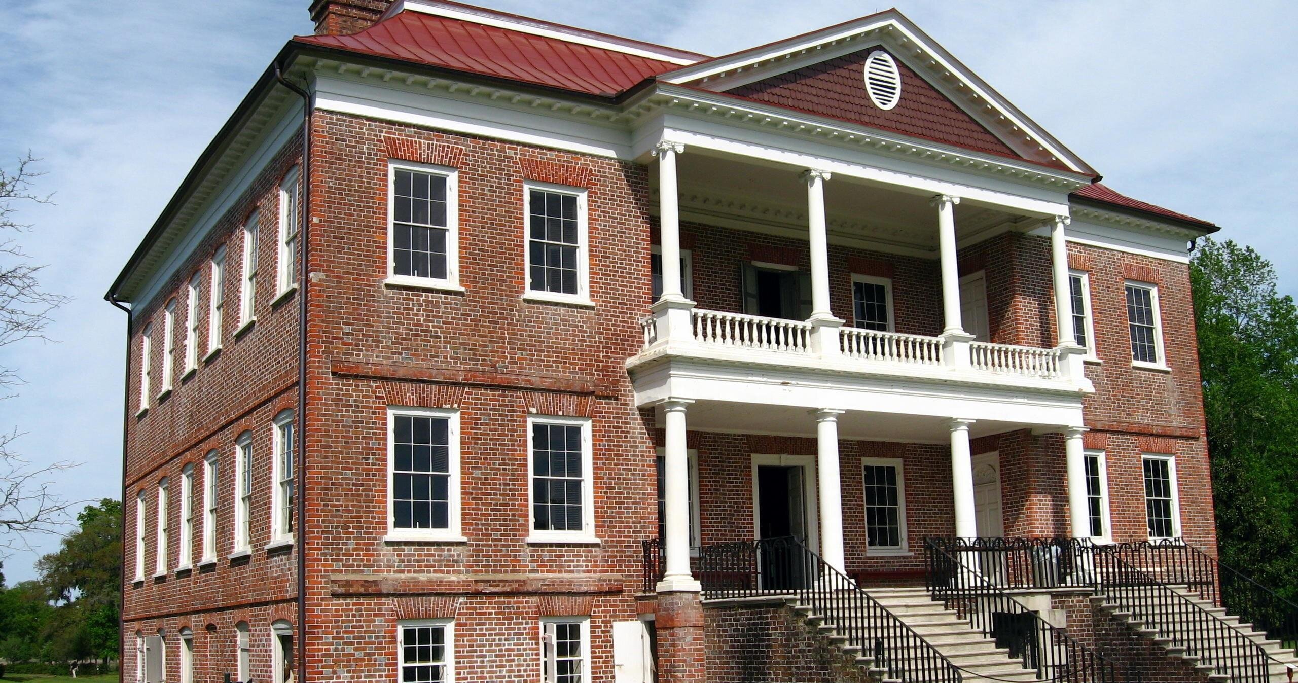 exclusivelycharleston_tour-historic-brick-building-white-porch-stairs Exclusivelycharleston Tour Historic Brick Building White Porch Stairs