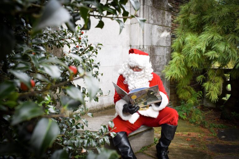 Gatewayclipper Tour Santa Reading Book Garden