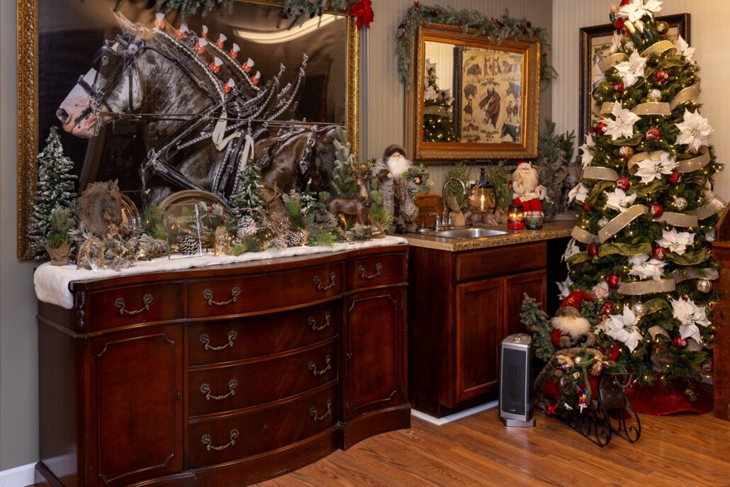 grandviewclydesdaletours_tour-holiday-decor-sleigh-ride-christmas-tree Grandviewclydesdaletours Tour Holiday Decor Sleigh Ride Christmas Tree