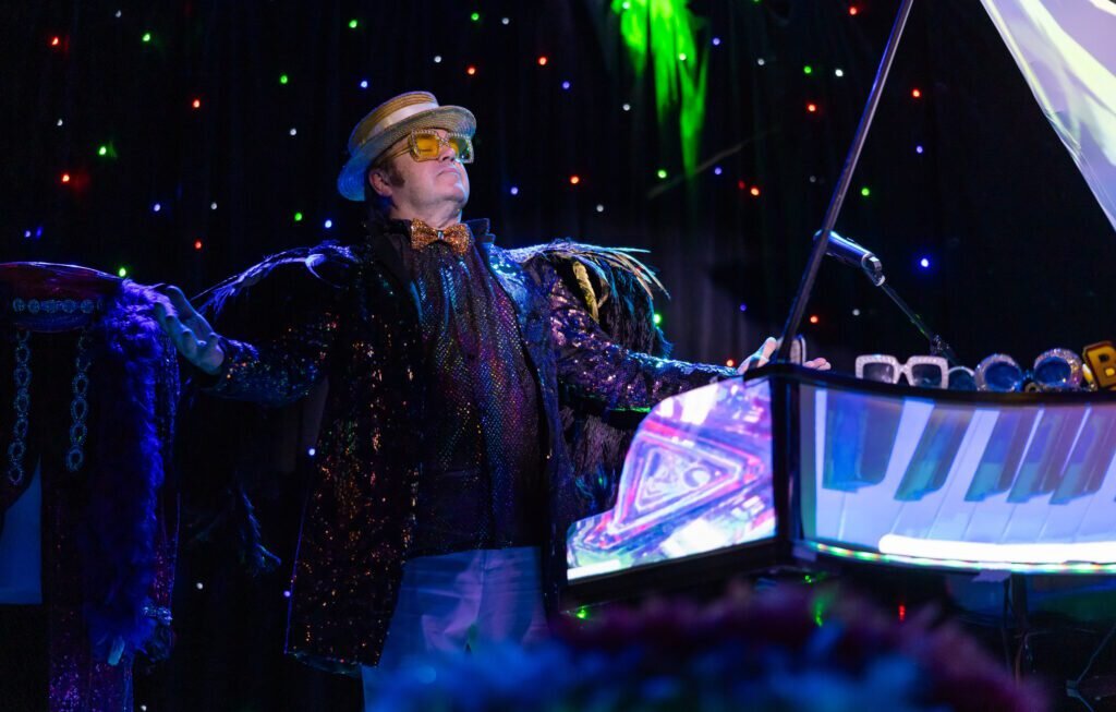 gtstheatre_tour-performer-glittery-outfit-piano-show Gtstheatre Tour Performer Glittery Outfit Piano Show