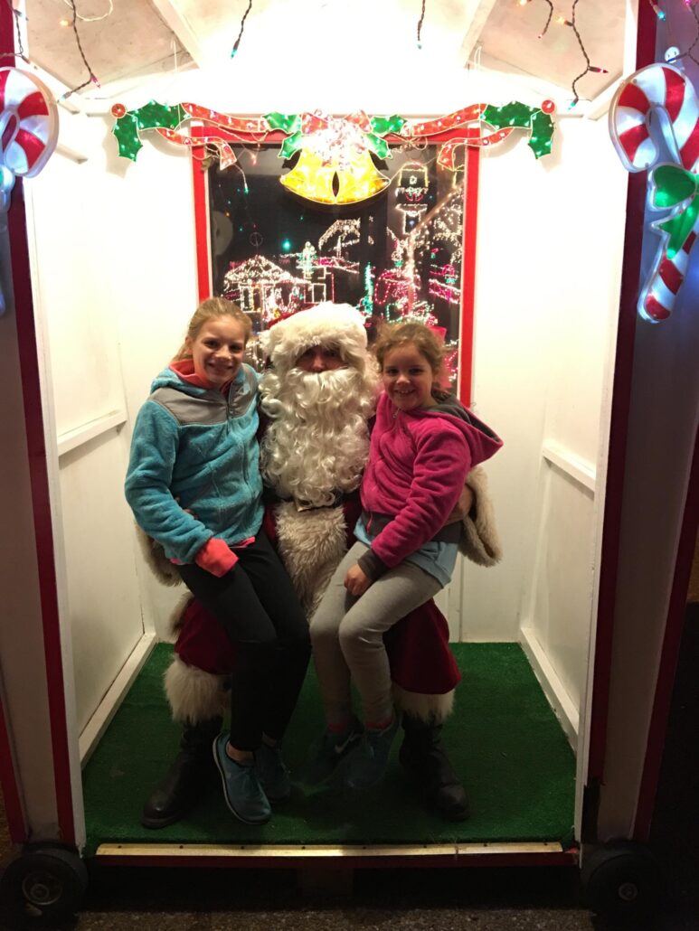 hellotrolley_tour-santa-girls-holiday-decorations Hellotrolley Tour Santa Girls Holiday Decorations