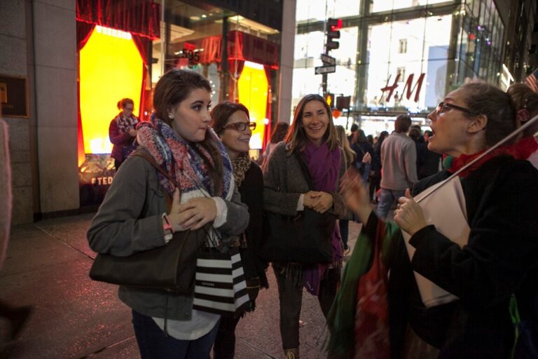 Insideouttours Tour Women Nighttime City Street