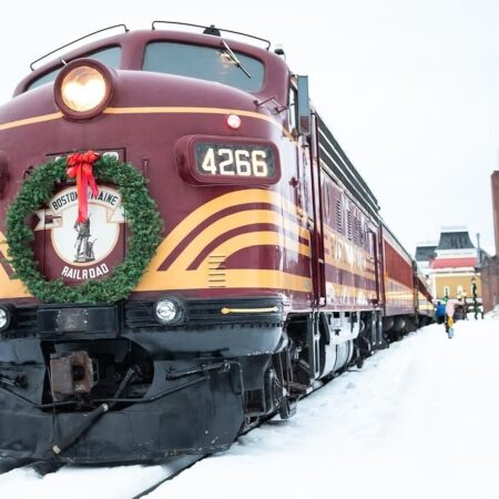 Journeytothenorthpole Tour Train Snow Wreath