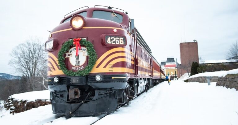 Journeytothenorthpole Tour Train Snow Wreath 