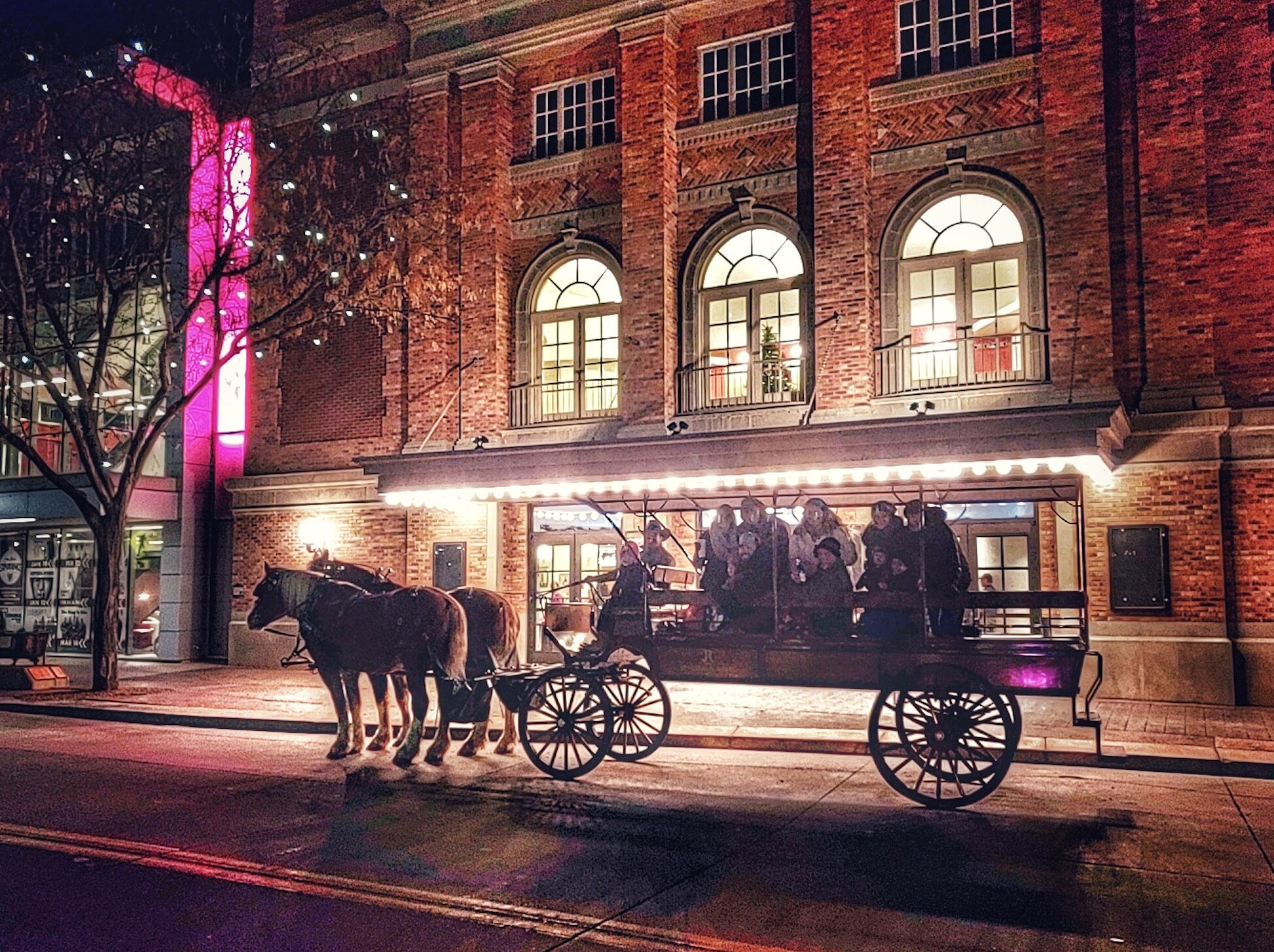 Jrscarriage Tour Carriage Ride Horses Brick Building