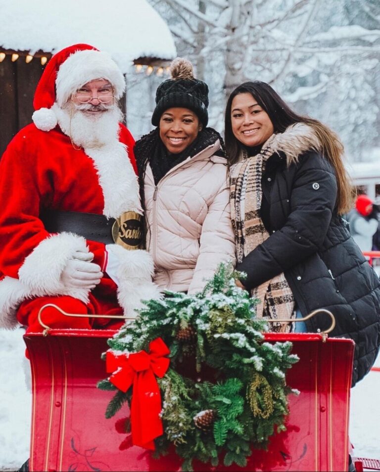 leavenworthreindeer_tour-santa-women-sleigh-wreath-snow Leavenworthreindeer Tour Santa Women Sleigh Wreath Snow