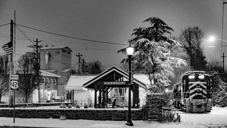 Lebanonrr Tour Train Station Snow Lamp Post