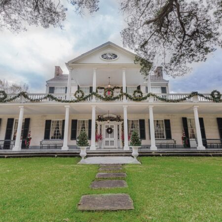 Littleeasytours Tour Christmas House Decorated Wreaths Greens