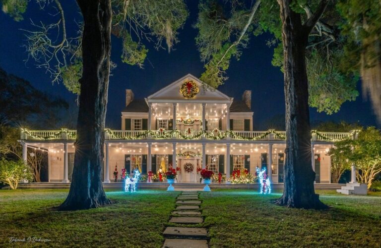 Littleeasytours Tour Christmas House Lights Wreaths Pathway