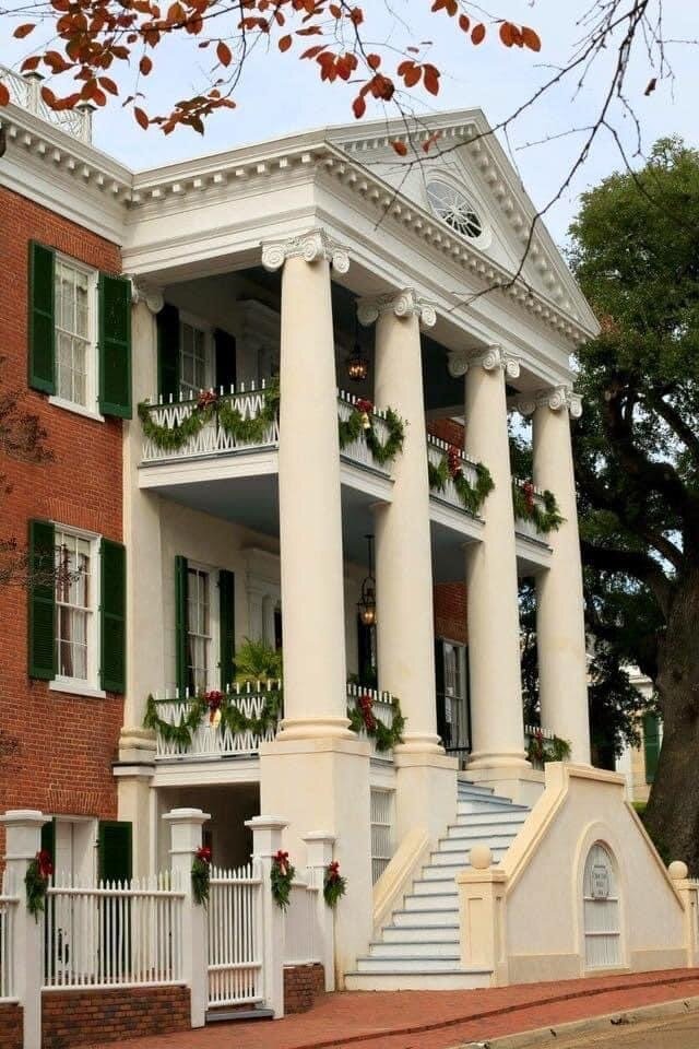 Littleeasytours Tour Historic House Columns Holiday Decorations