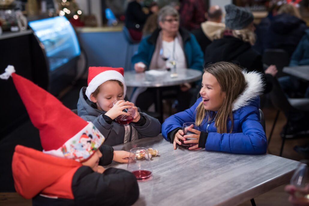 Milwaukeecitytours Tour Children Santa Hats Drinks Table