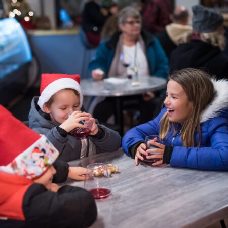 Milwaukeecitytours Tour Children Santa Hats Drinks Table