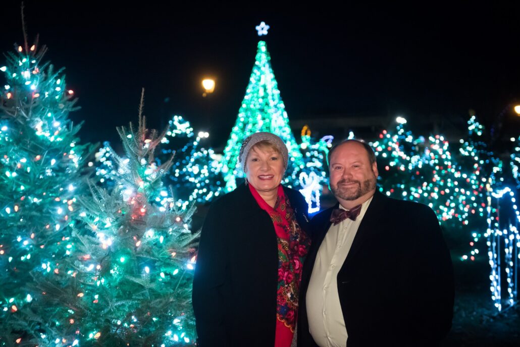 Milwaukeecitytours Tour Holiday Lights Couple Christmas Tree