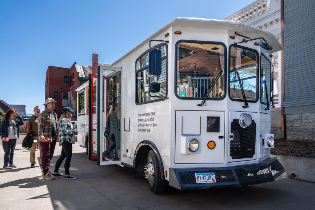 minneapolistrolleytours_tour-tour-bus-passengers-boarding Minneapolistrolleytours Tour Tour Bus Passengers Boarding