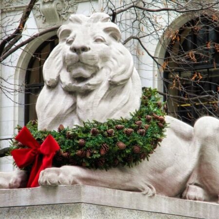 Newyorkhistoricaltours Tour Lion Statue Holiday Wreath