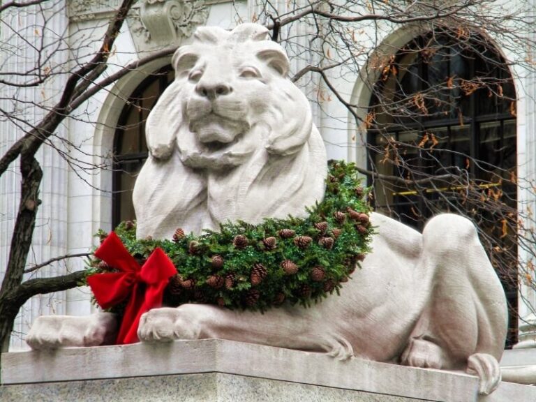 Newyorkhistoricaltours Tour Lion Statue Holiday Wreath
