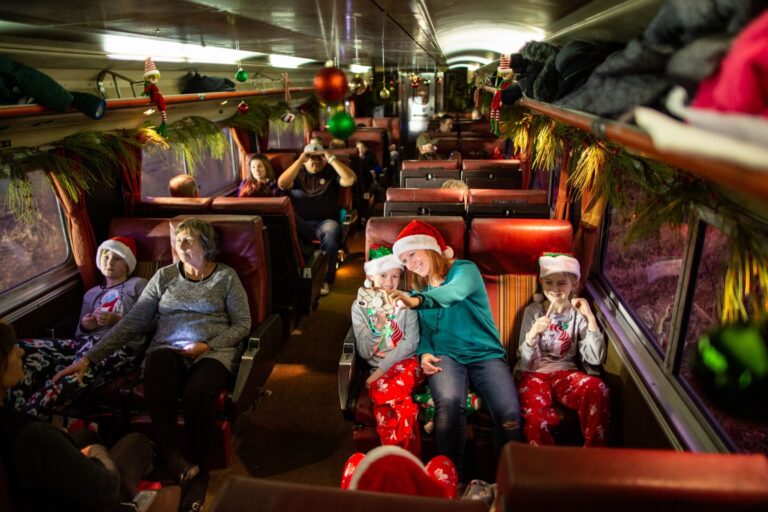Nickelplateexpress Tour Train Holiday Decorations Passengers