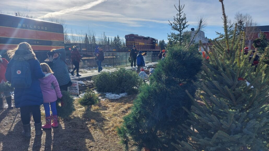 northshorescenicrailroad_tour-train-people-christmas-trees Northshorescenicrailroad Tour Train People Christmas Trees