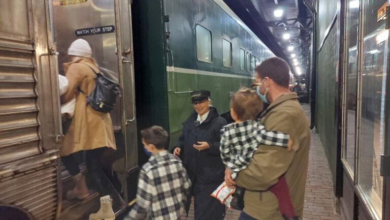 Northshorescenicrailroad Tour Train Platform Family Boarding 