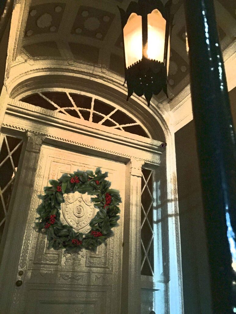 nosecretstours_tour-ornate-door-wreath-lantern Nosecretstours Tour Ornate Door Wreath Lantern