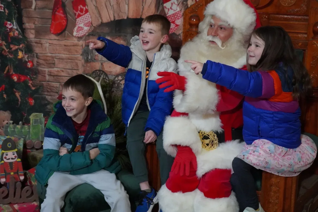 parisdeerpark_tour-children-santa-clause-holiday-photo Parisdeerpark Tour Children Santa Clause Holiday Photo