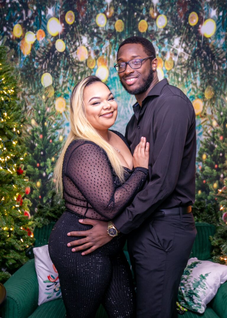 pictureprojectclt_tour-couple-holiday-photo-greenery-background Pictureprojectclt Tour Couple Holiday Photo Greenery Background