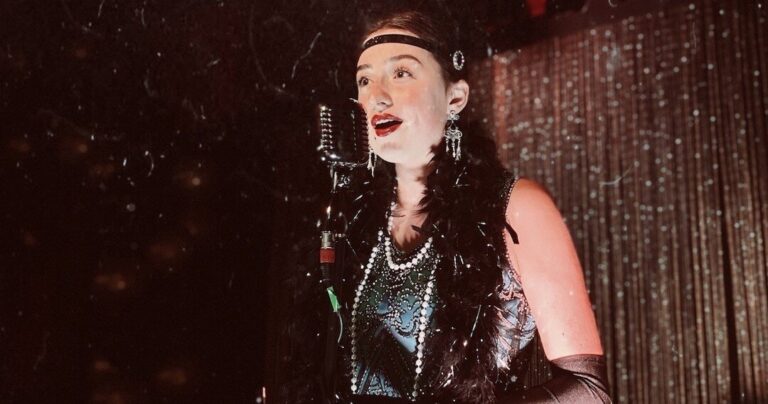 Rigatonysdinnershow Tour Singer Vintage Dress Microphone