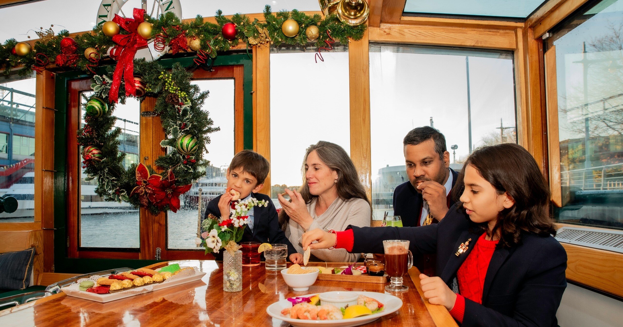sail-nyc_tour-boat-tour-family-dining-holiday-decor Sail Nyc Tour Boat Tour Family Dining Holiday Decor