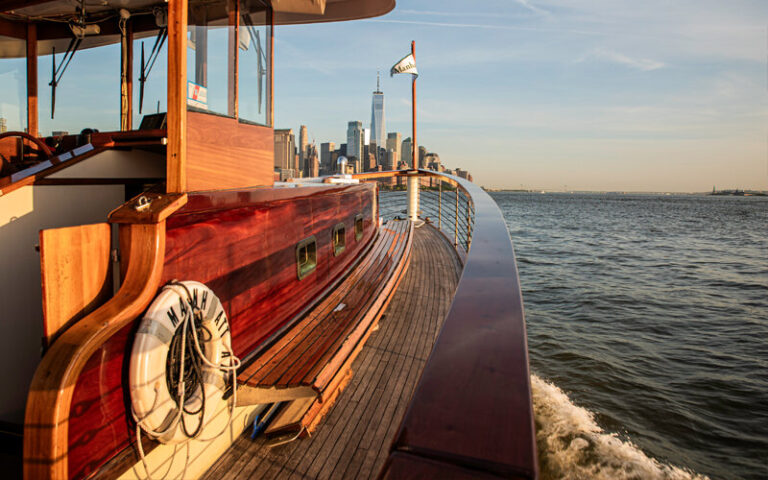 Sail Nyc Tour Boat Tour Wooden Deck Skyline