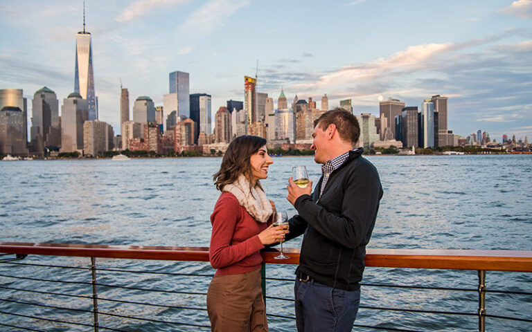 Sail Nyc Tour Couple Boat Tour City Skyline 