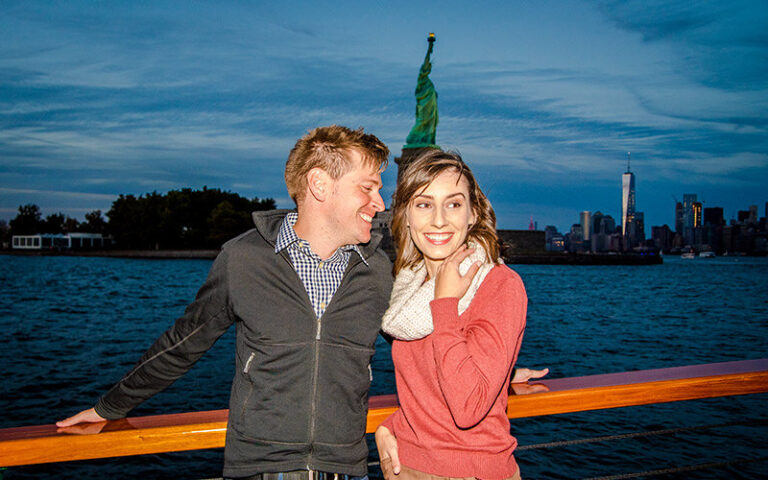 Sail Nyc Tour Couple Boat Tour Statue Liberty Skyline