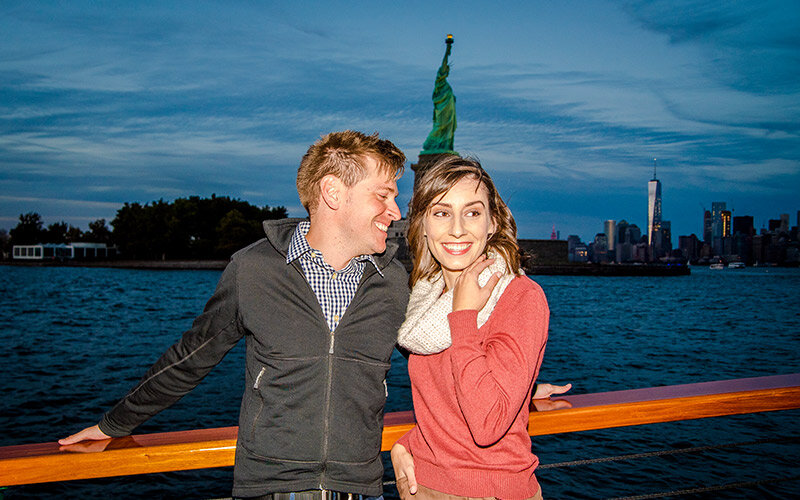 Sail Nyc Tour Couple Boat Tour Statue Liberty Skyline