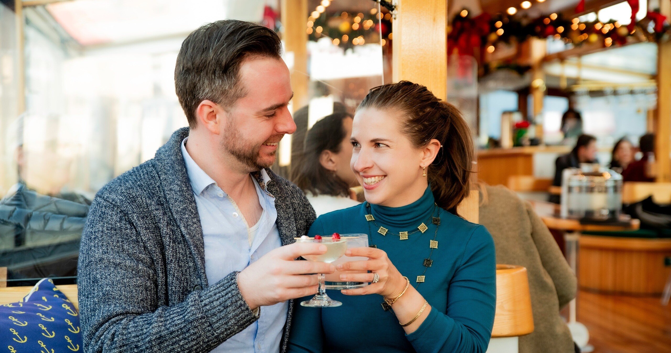 sail-nyc_tour-couple-drinks-boat-tour Sail Nyc Tour Couple Drinks Boat Tour