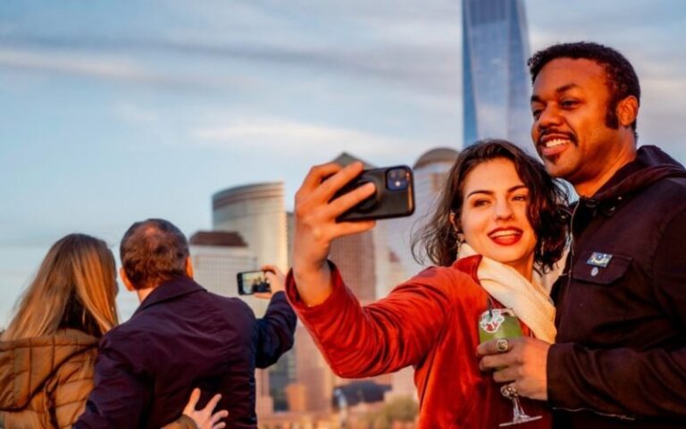 Sail Nyc Tour Couple Selfie City Skyline