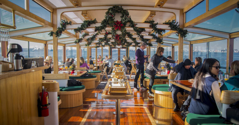 Sail Nyc Tour Dinner Cruise Interior Decorations