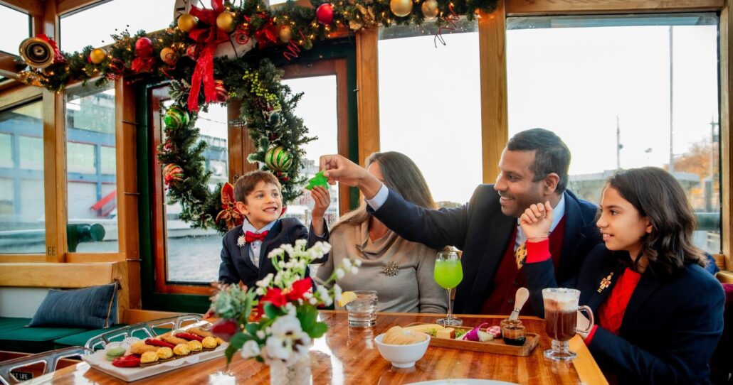 sail-nyc_tour-family-boat-tour-festive-decorations Sail Nyc Tour Family Boat Tour Festive Decorations