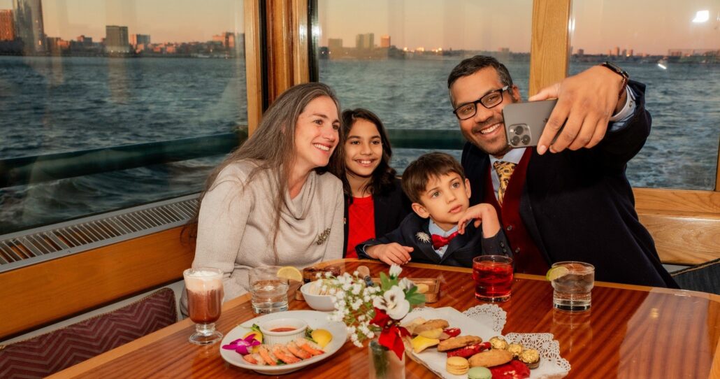 sail-nyc_tour-family-selfie-boat-dinner Sail Nyc Tour Family Selfie Boat Dinner