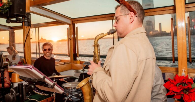 sail-nyc_tour-saxophonist-boat-tour-sunset Sail Nyc Tour Saxophonist Boat Tour Sunset